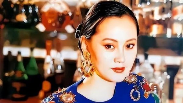 威贤配资 21岁嫁京剧名角却离婚，46岁生子引热议，55岁她真敢再爱一次？