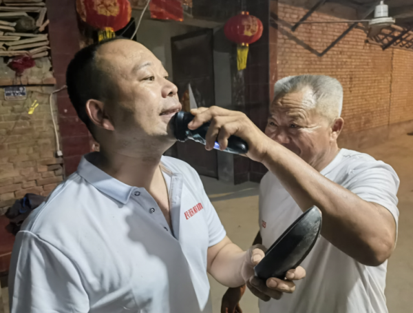 期配宝 困在砖厂里的智障工人